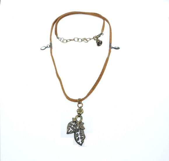 Colar em Couro Marrom com Pingente Dourado na Forma de Folha