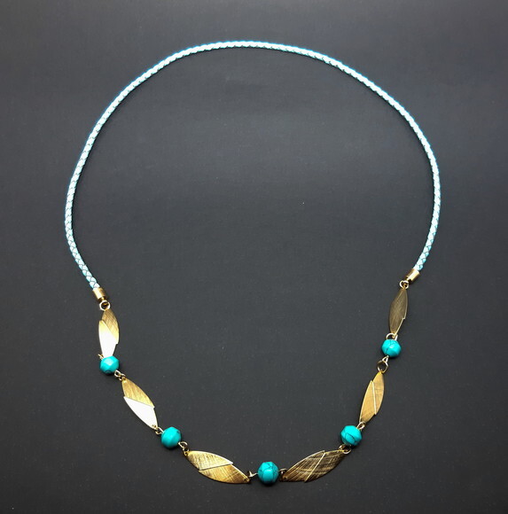 Colar em couro natural azul, howlita azul e peças folheadas