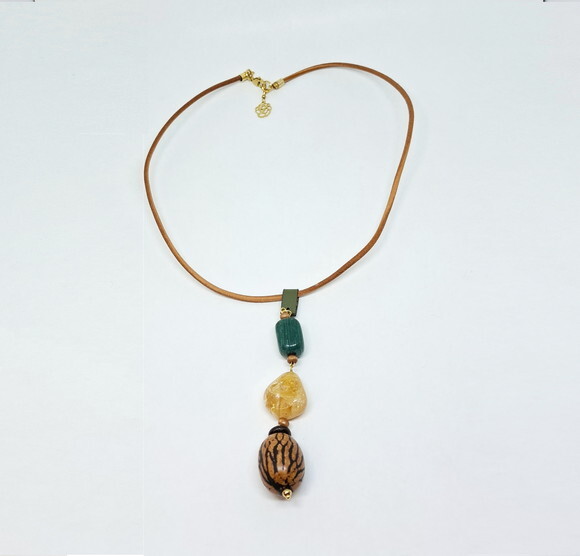Colar em Couro Natural com Pingente em Pedras e Sementes