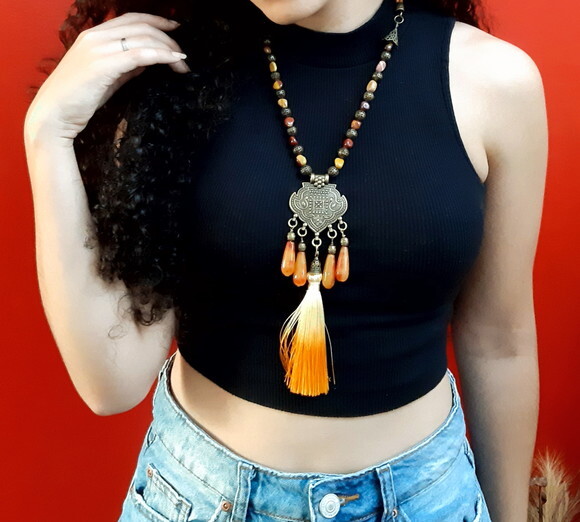 Colar em Estilo Tibetano com Tassel, Couro e Pedras Naturais