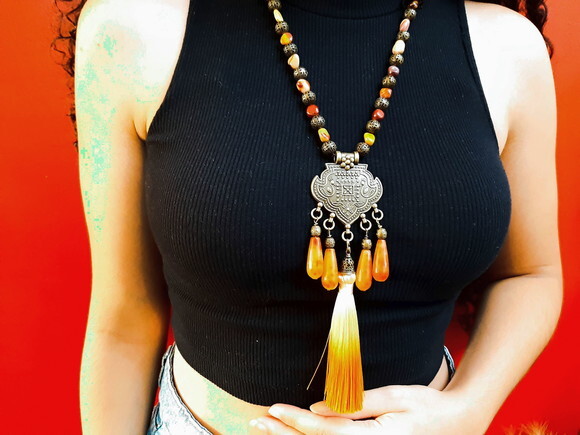 Colar em Estilo Tibetano com Tassel, Couro e Pedras Naturais