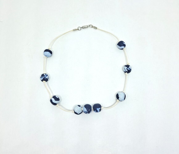 Colar em Masa Fimo Azul e Branca e Cordão Branco