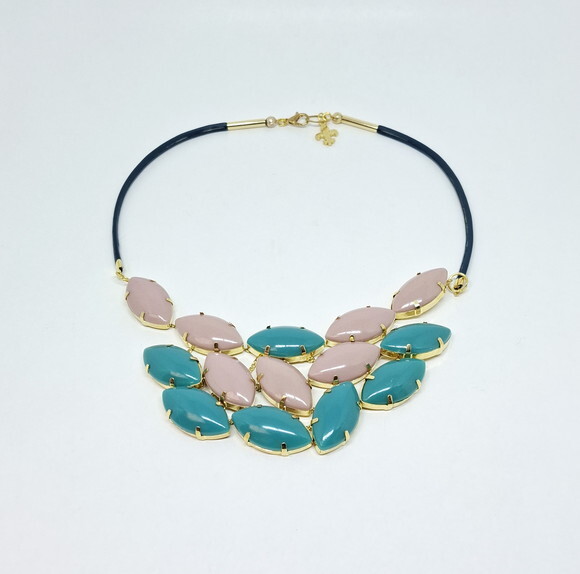 Colar em Metal Dourado com Resinas nas Cores Rosa e Azul