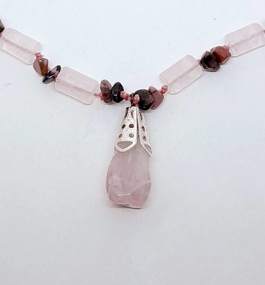 Colar em Quartzo Rosa, Rondonita e Peças Folheadas a Prata