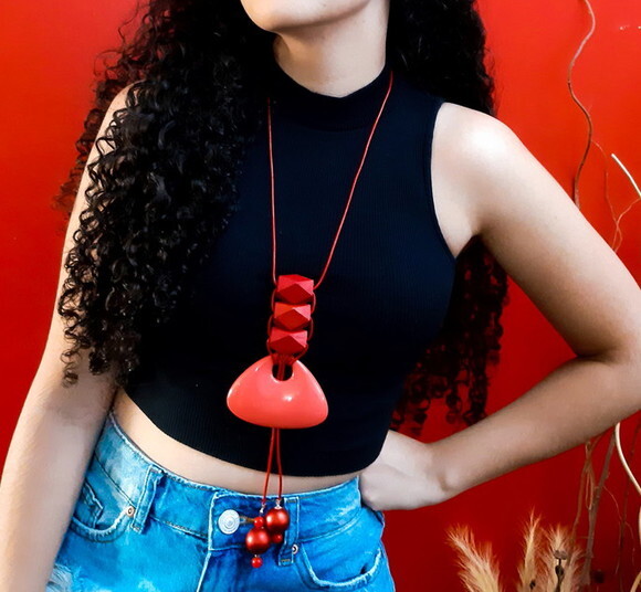 Colar em Resina, Cerâmica e Couro Natural Vermelho