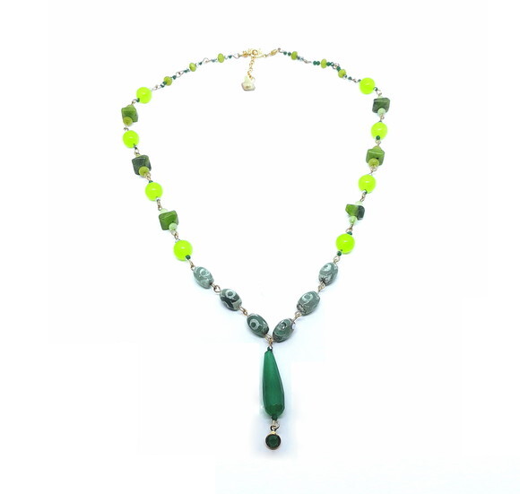 Colar Folheado, com Jade em Tons de Verde e Ágata Tibetana