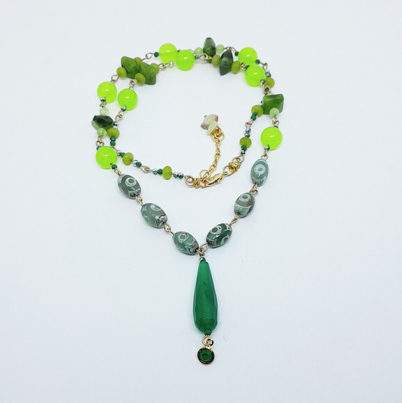 Colar Folheado, com Jade em Tons de Verde e Ágata Tibetana