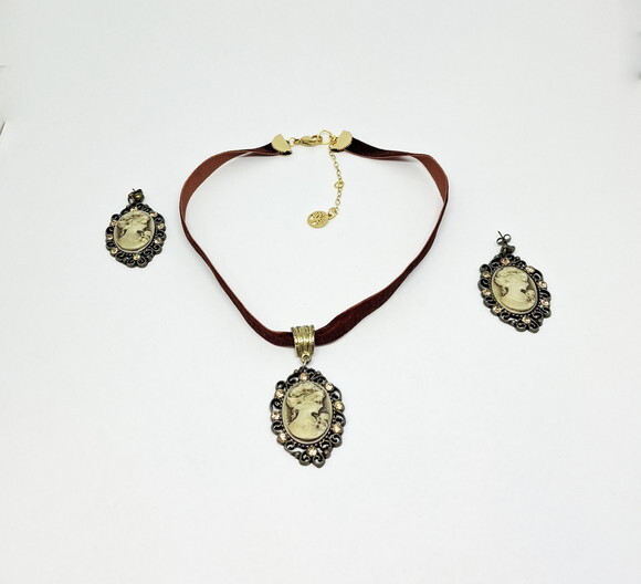 Conjunto de Brinco e Colar Choker em Veludo com Camafeu