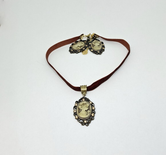 Conjunto de Brinco e Colar Choker em Veludo com Camafeu