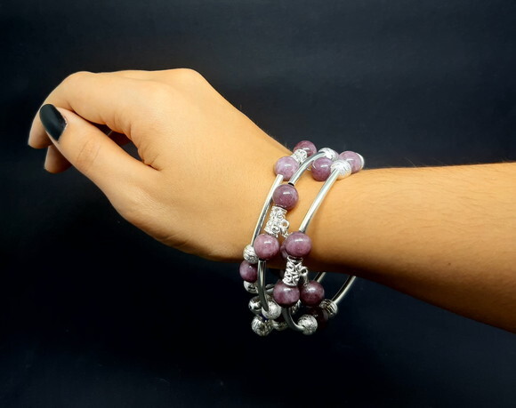 Pulseira de três voltas em pedras lipidolitas