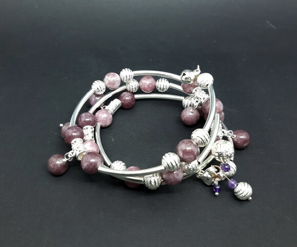 Pulseira de três voltas em pedras lipidolitas