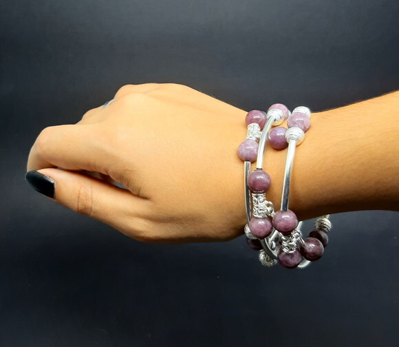Pulseira de três voltas em pedras lipidolitas