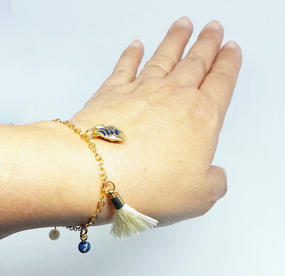 Pulseira em Aço Dourado com Madrepérolas, Tassel e Pedras