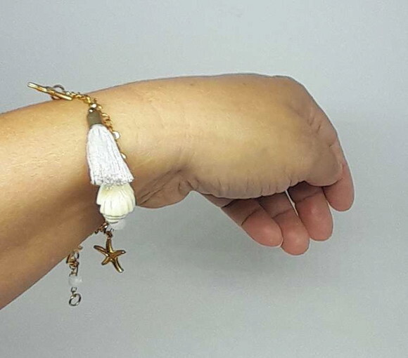 Pulseira em Aço Inox Dourado com Madrepérolas e Tassel
