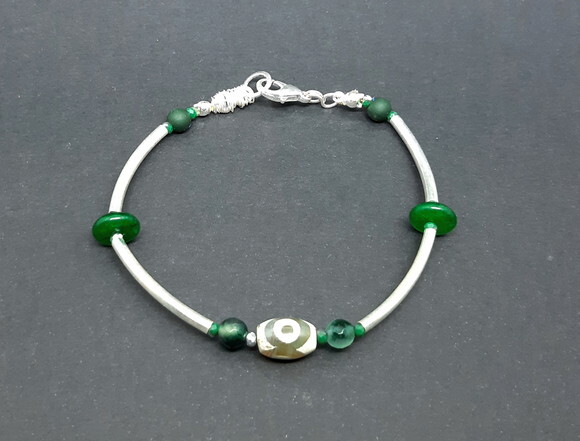 Pulseira em ágata tibetana e indiana e jade verde