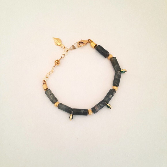 Pulseira em Ágata Indiana e Peças Folheadas a Ouro.
