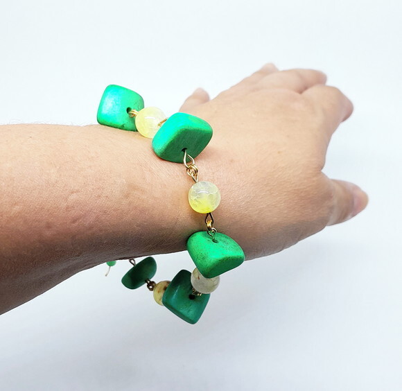 Pulseira em Ágatas, Osso Colorido e Peças Folheadas a Ouro