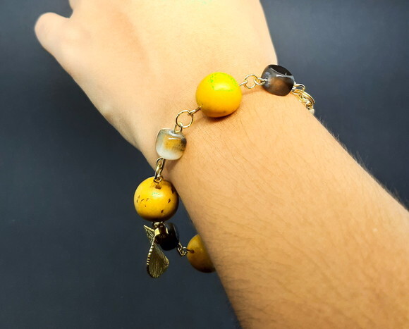 Pulseira em ágatas, sementes e peças folheadas