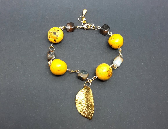 Pulseira em ágatas, sementes e peças folheadas