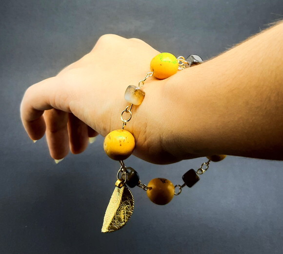 Pulseira em ágatas, sementes e peças folheadas
