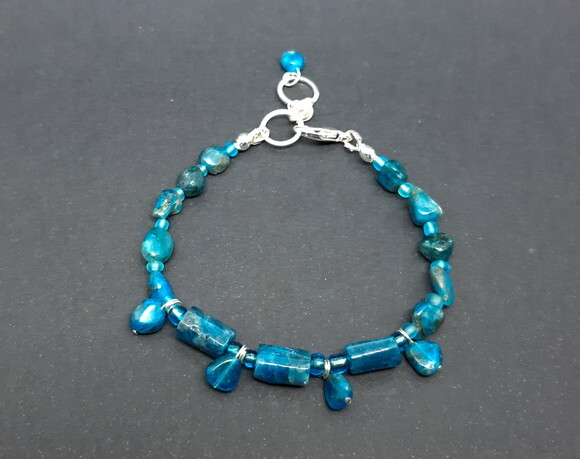 Pulseira em apatita azul e peças folheadas a prata