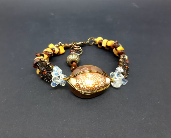 Pulseira em Búzio Africano, Pedra da Lua,calcita e Obsidiana