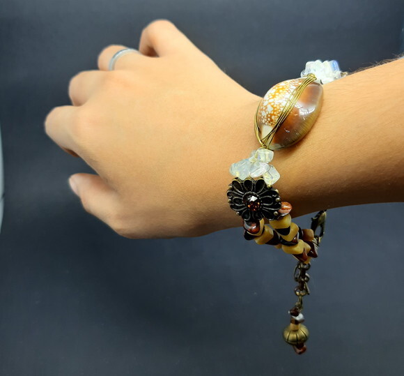 Pulseira em Búzio Africano, Pedra da Lua,calcita e Obsidiana