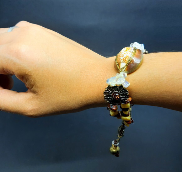 Pulseira em Búzio Africano, Pedra da Lua,calcita e Obsidiana
