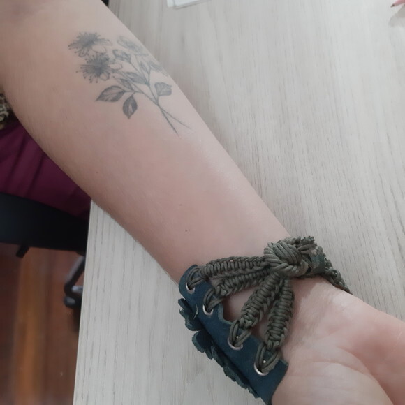 Pulseira em Camurça Natural Verde com Flores e Corda