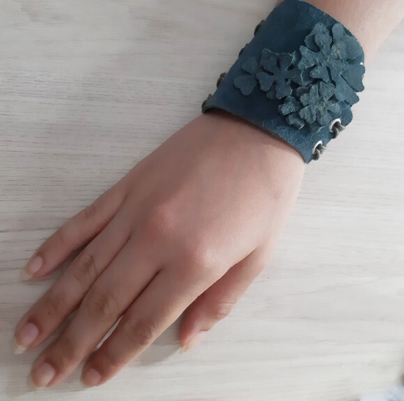 Pulseira em Camurça Natural Verde com Flores e Corda