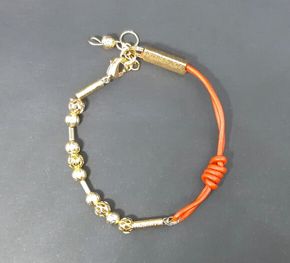 Pulseira em Couro Natural e Peças Folheadas a Ouro