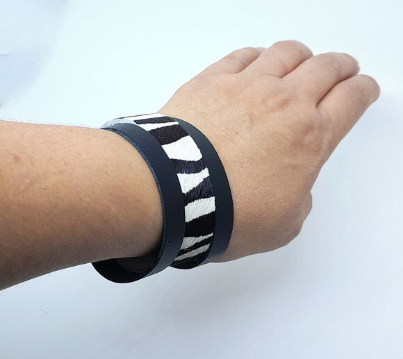 Pulseira em Couro Natural em Preto e Branco com Fecho Ímã
