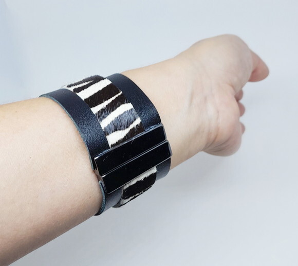 Pulseira em Couro Natural em Preto e Branco com Fecho Ímã
