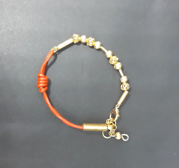 Pulseira em Couro Natural e Peças Folheadas a Ouro