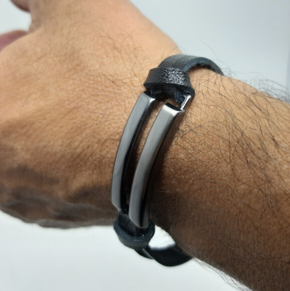 Pulseira em Couro Natural Preto e Metal na Cor Grafite