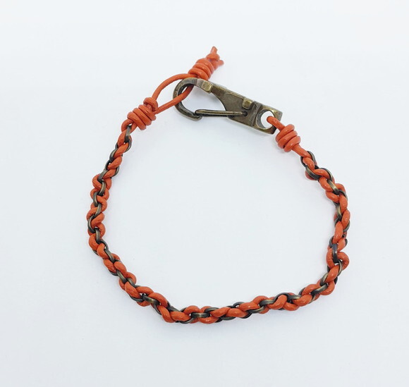 Pulseira em Couro Natural Indiano Alaranjado e Ouro Velho