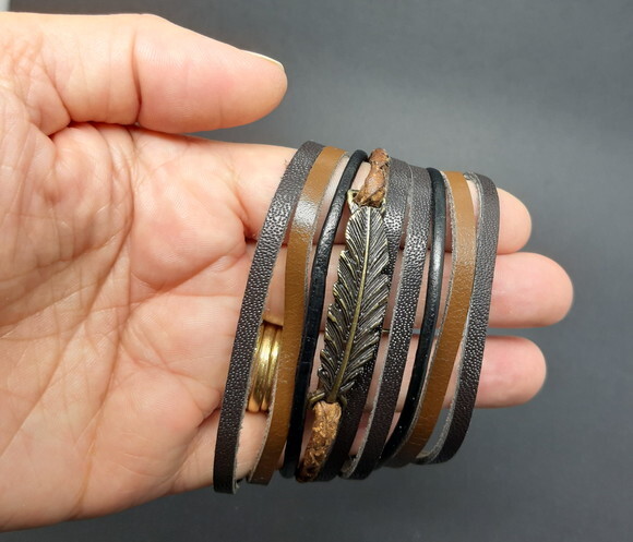 Pulseira em Diversos Fios de Couro Natural e Metais