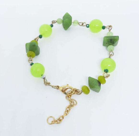 Pulseira em Pedra Natural Jade, Cristal e Peças Folheadas