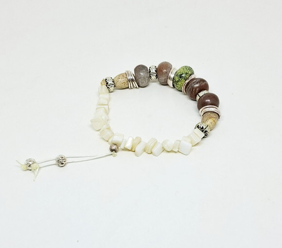 Pulseira em Pedra Jaspe, Madrepérola e Peças Folheadas