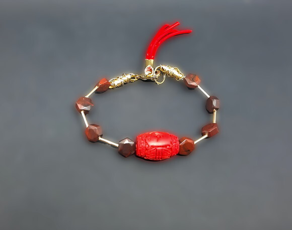 Pulseira em pedras jaspe vermelho e peças folheadas a ouro