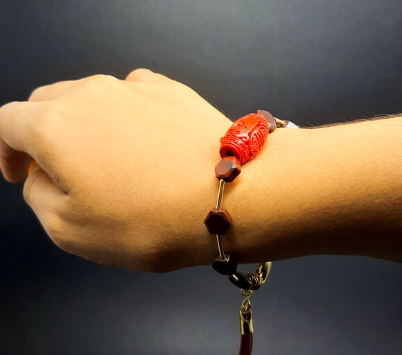 Pulseira em pedras jaspe vermelho e peças folheadas a ouro