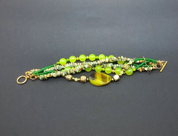 Pulseira em Pedras Naturais e Aço Inox Dourado