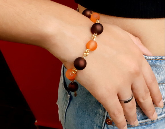 Pulseira em resinas e peças folheadas a ouro