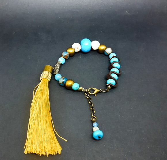 Pulseira em Pedras Naturais em Tons de Azul e Tassel Dourado