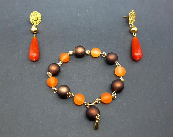 Pulseira em resinas e peças folheadas a ouro
