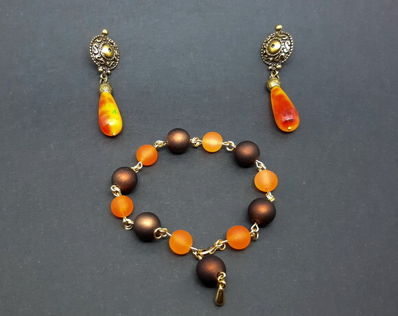Pulseira em resinas e peças folheadas a ouro