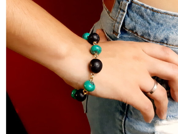 Pulseira em semente, howlita e peças folheadas