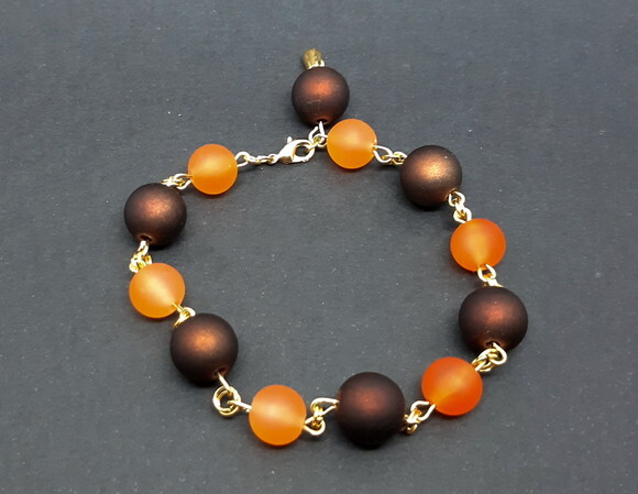 Pulseira em resinas e peças folheadas a ouro