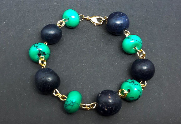 Pulseira em semente, howlita e peças folheadas