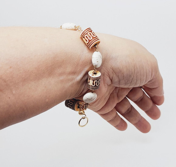 Pulseira Folheada a Ouro com Pedra Howlita e Resina. Elo7
